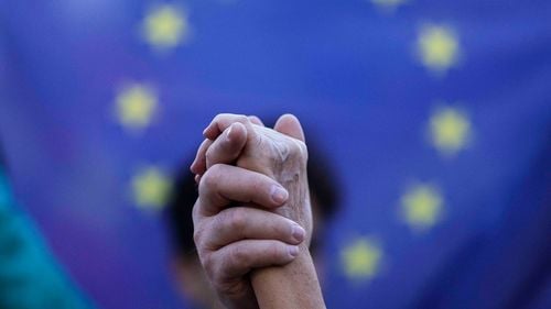 Apel din partea a peste 70 de matematicieni la un vot pro-european: Bugetarii din învățământ, sănătate, apărare nu sunt „paraziți” / Jurnaliștii responsabili nu trebuie să ajungă pe cale de dispariție