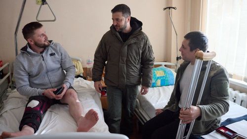 Zelenski a călătorit la Harkov, unde s-a întâlnit cu medici militari și soldați răniți: "Aveți grijă de voi, pentru că voi aveți grijă de Ucraina"