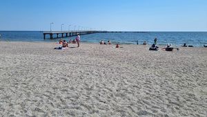 Fenomenul de cliffing devine incomod pentru turiştii care îşi petrec vacanţa pe litoral / Se prăbușesc straturile de nisip de pe plajele mărite / ”Sigur rezolvăm, nu lăsăm până la weekend, aducem la starea normală”