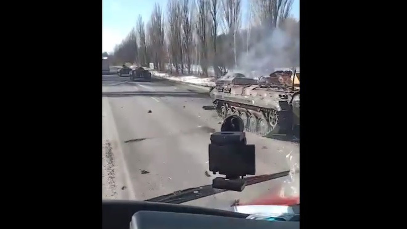 VIDEO Cum arată drumurile care leagă Kiev de Belarus: tancuri ucrainene distruse pe marginea șoselei