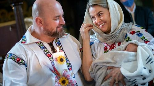 Primarul din Întorsura Buzăului, sancționat după ce a postat imagini pe Facebook în care împărțea flori de 8 Martie, în fața Catedralei Ortodoxe, fără a purta masca de protecție