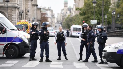 UPDATE: Doi răniţi într-un atac cu armă albă în apropiere de fostul sediu Charlie Hebdo din Paris. Suspectul a fost prins, școlile din cartier sunt închise