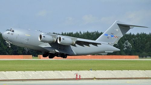 O aeronavă militară aduce în țară alte 100.000 de combinezoane de protecție din Coreea de Sud