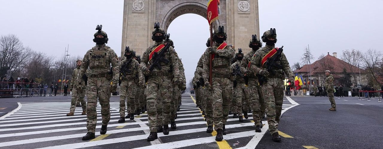 LIVE Ziua Națională: Parade militare în București și Alba Iulia / Președintele Nicușor Dan a făcut o baie de mulțime de circa două ore / Susținătorii lui Călin Georgescu și ai lui George Simion, marșuri separate la Alba Iulia / Premierul Bolojan, huiduit la Alba