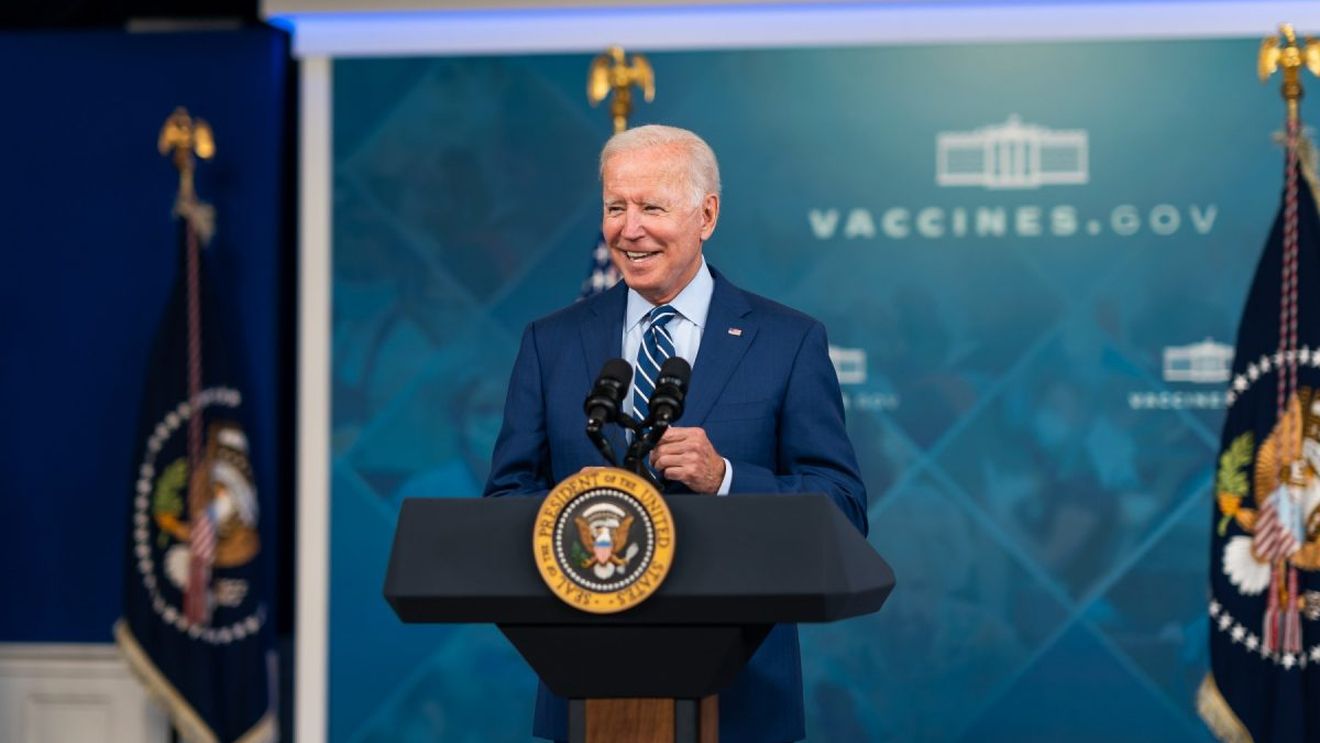 VIDEO Joe Biden, glume pe seama lui Trump: „Deunăzi, fostul preşedinte a anunţat că a fost vaccinat cu un «booster». Este unul dintre puţinele lucruri asupra cărora suntem de acord”