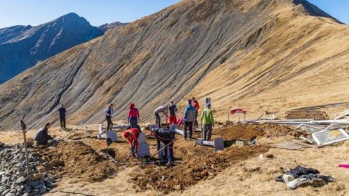 Refugiul Scara din Munţii Făgăraş este reconstruit de voluntari. Vechiul adăpost a fost luat de vânt după ce turiştii au furat șuruburile