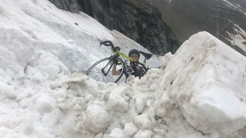 Doi britanici au urcat cu bicicletele pe Transfăgărășan. ”Au fost nevoiți să se cațăre peste un segment de zăpadă necurățat încă”