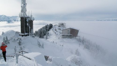 Vineri se deschid pârtiile de schi din Poiana Braşov. Tarifele, majorate cu rata inflației