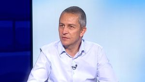 Adaptarea modului de predare de la fizic la online, una dintre propunerile făcute ministerului de Iulian Stanciu, CEO eMAG: Lecțiile online cu o cameră web pusă în clasă nu funcționează. E ca și cum ți-ai face magazin online cu o cameră web pusă în magazinul fizic