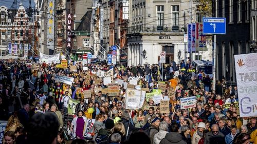 VIDEO 70 de mii de olandezi au manifestat pentru climă, cu zece zile înaintea alegerilor generale anticipate / Un protestatar i-a luat microfonul Gretei Thunberg