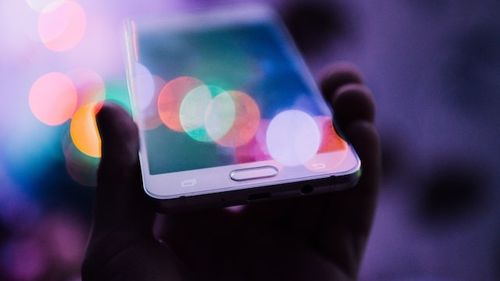 Telefoanele mobile, interzise și în pauze / Elevii vor fi obligați să își lase telefonul în spații speciale cât stau la școală, potrivit unui proiect de modificare a legii educației