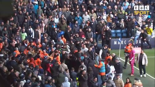 Meciul West Bromwich Albion - Wolverhampton Wanderers din Cupa Angliei a fost întrerupt timp de mai bine de jumătate de oră din cauza violențelor dintre suporterii celor două echipe