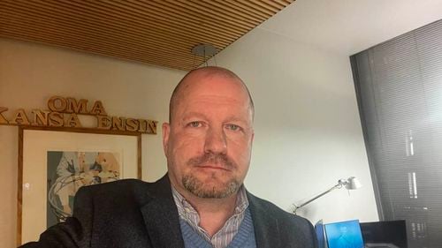 Un deputat de extremă dreapta din Finlanda, suspectat de tiruri în faţa unui club de noapte la Helskinki / Timo Vornanen, polițist de profesie și pasionat de vânătoare, ar fi fost reținut