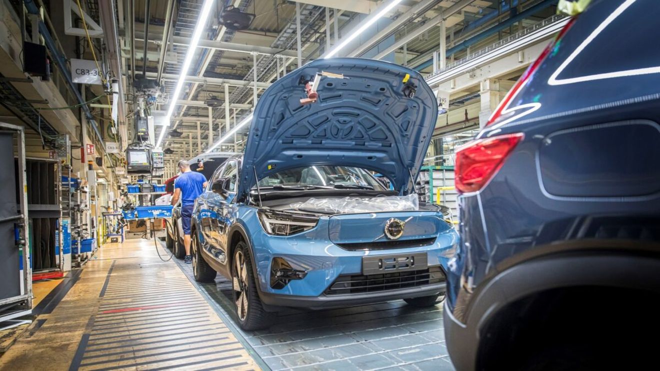 Geely vinde acţiuni Volvo în valoare de 1,32 miliarde de dolari / Grupul chinez și-a vândut toate acțiunile de clasă B