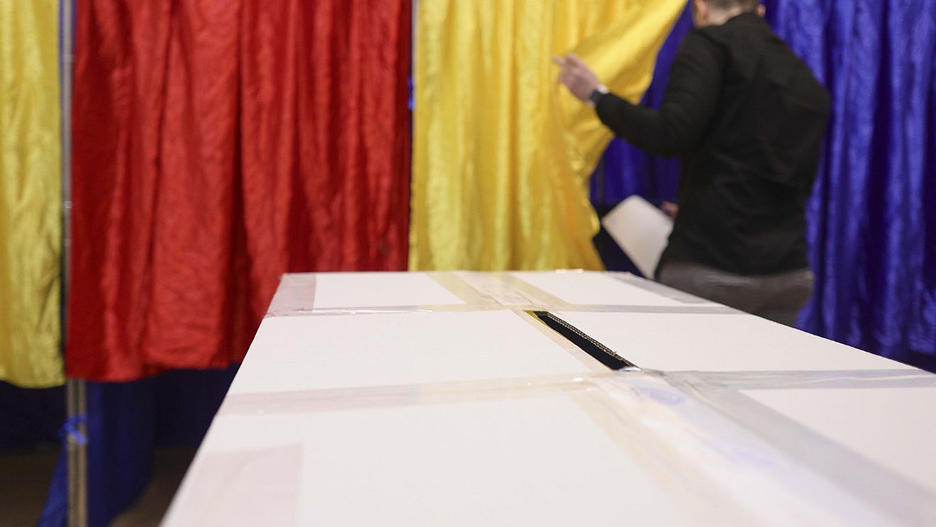 Peste 15.000 de persoane cu vârsta de peste 90 de ani, șterse din Registrul Electoral pentru că erau decedate de mult / Șeful AEP, Adrian Țuțuianu, îi acuză pe angajații autorității din teritoriu că nu și-au făcut treaba: „Dacă lucrau cum trebuie nu aveam astfel de situații”