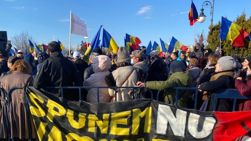 FOTO 7000 de lei, amenda primită de organizatorul protestului împotriva ”vaccinării obligatorii”/ Peste 1200 de persoane au protestat cu steaguri tricolore în Parcul Izvor/ La eveniment au participat și șefii AUR, Claudiu Târziu și George Simion