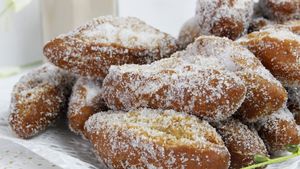 VIDEO | Huesillos (oscioare), dulcele tradițional spaniol pentru Ziua Morților/ Sunt un fel de gogoși subțiri și lungi, aromatizate cu anason, numai bune pentru Halloween