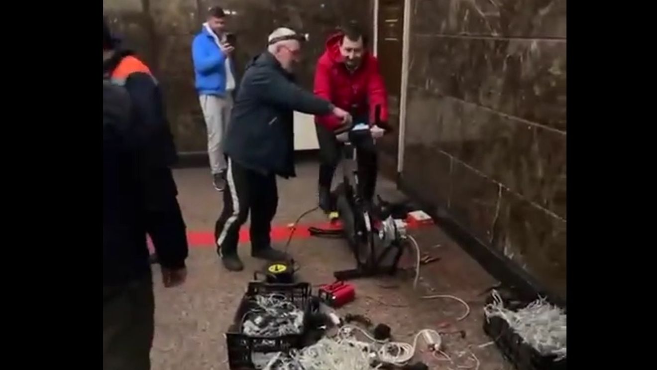 VIDEO Ucrainenii pedalează în Gara din Kiev pentru a ține aprins bradul de Crăciun, pe fondul întreruperilor de electricitate