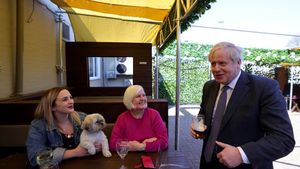 Boris Johnson a sărbătorit relaxarea restricțiilor cu o bere într-un pub din Wolverhampton