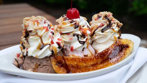 Povestea neștiută a desertului banana split, creat de un băiat de farmacie în Statele Unite