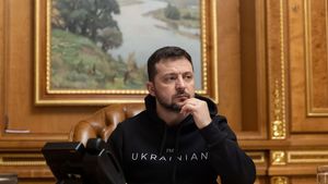 O pensionară din Rusia a fost amendată pentru că a spus despre președintele ucrainean Zelenski că este un "un tânăr chipeș, care avea un bun simț al umorului”