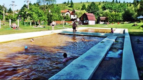 Ștrandul de la Miercurea Ciuc, în dispută cu Societatea de Ape Minerale / Apa e acum considerată bună de îmbuteliat, nu doar pentru îmbăiere / Tarifele de utilizare ar putea crește de 10 ori