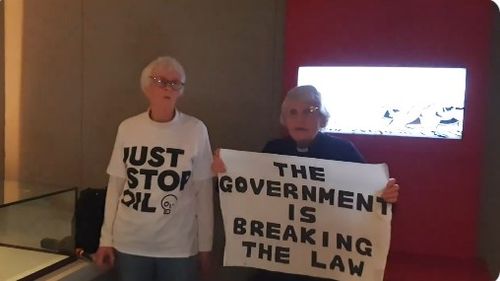 Două octogenare au atacat o copie a "Magna Carta" de la British Library pentru a avertiza asupra încălzirii globale