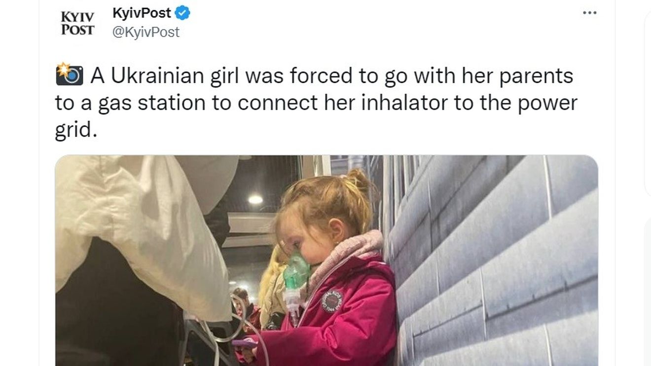 FOTO VIDEO Jumătate dintre locuitorii Kievului încă nu au electricitate / O familie a venit la o benzinărie pentru a conecta la curent inhalatorul de care fetița lor avea nevoie pentru a respira