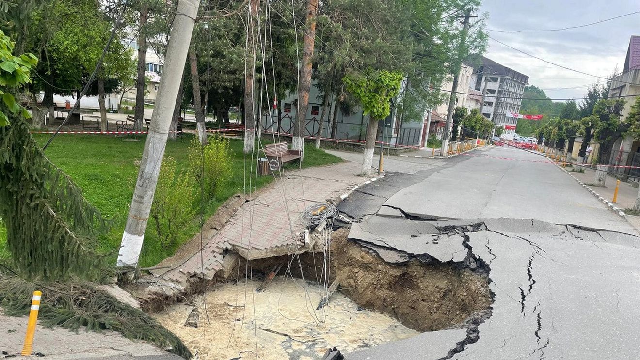 Zona străzii surpate din Slănic dă semne de stabilizare, anunță prefectura