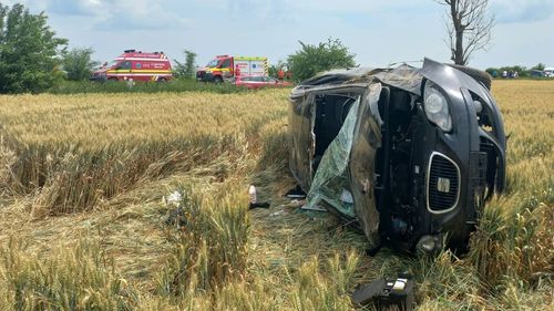 UPDATE Șase răniți, între care un copil de 12 ani inconștient, în urma unui accident cu trei mașini în județul Prahova/ O femeie are mâna amputată, intervine elicopterul SMURD