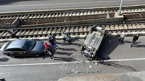 UPDATE Circulația a fost reluată / Trafic oprit în Capitală, pe linia STB 41, după ce o maşină s-a răsturnat în zona Lujerului (galerie foto)