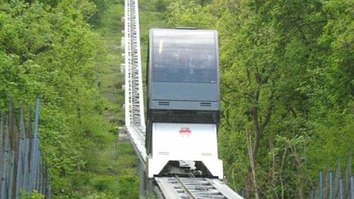 Telecabina care urcă spre Cetatea Deva este din nou funcţională începând de marţi / Ascensorul nu a funcţionat mult timp din cauza unor probleme tehnice/ Cât costă şi care este programul zilnic de funcţionare