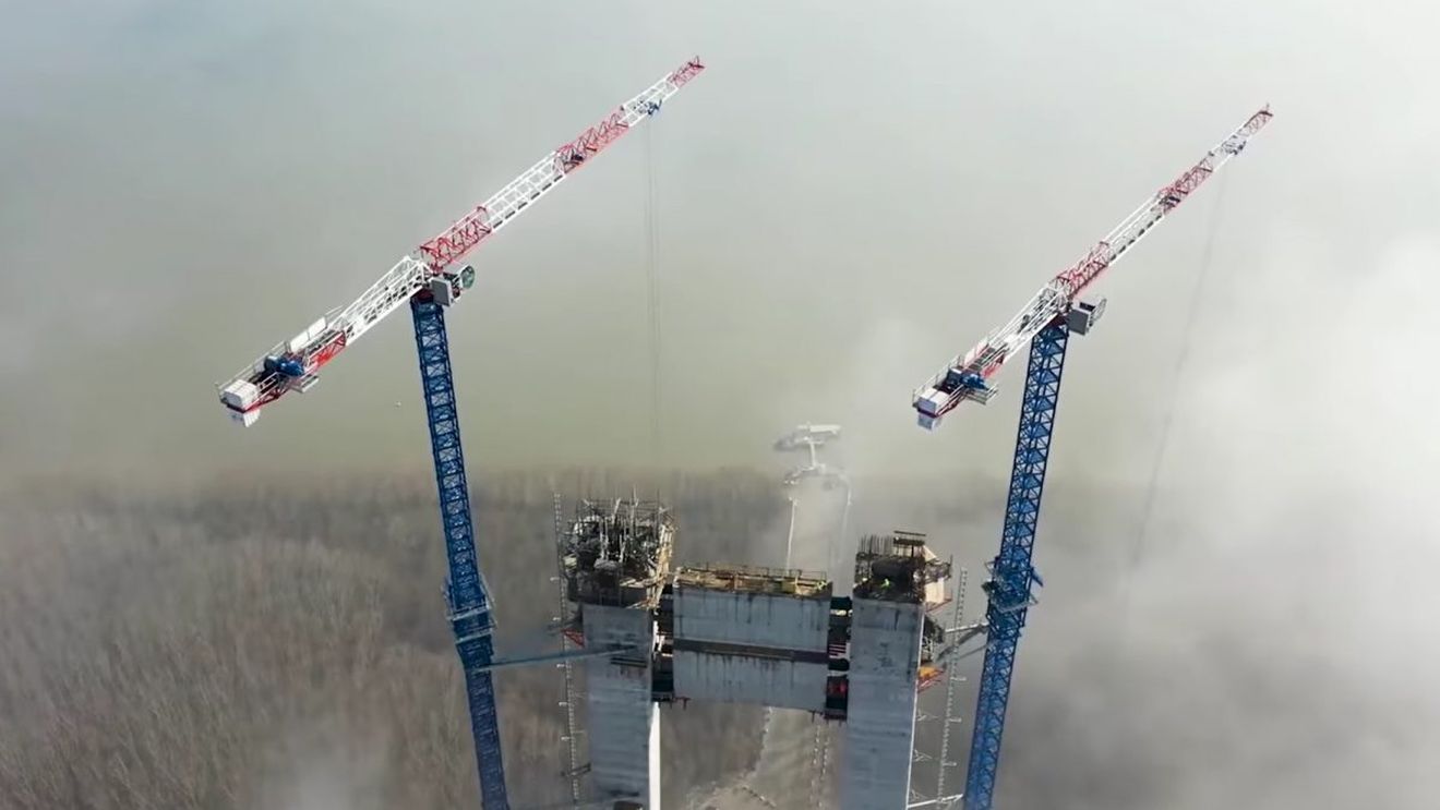 VIDEO Imagini aeriene spectaculoase, surprinse pe șantierul podului de la Brăila. CNAIR: Se lucrează pe ambele maluri ale Dunării