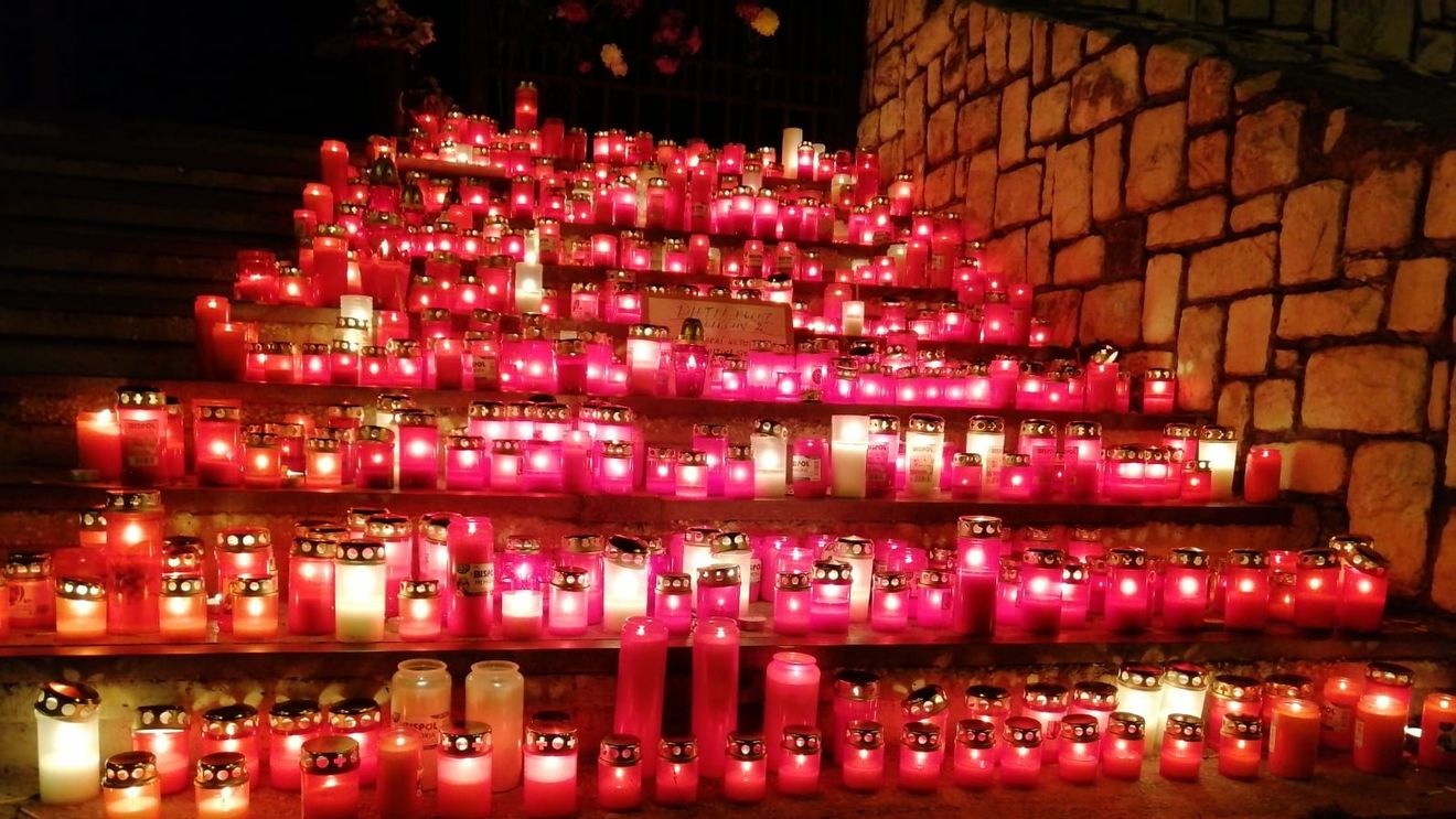 GALERIE FOTO Poarta Spitalului Judetean din Piatra Neamţ, unde și-au pierdut viața 10 pacienți, s-a transformat în altar. Zeci de oameni au aprins candele în memoria victimelor