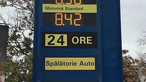 Benzina, tot mai aproape de pragul de 7 lei la Petrom. Prețul a urcat sâmbătă cu încă 4 bani la stațiile din București. Și motorina standard s-a scumpit, tot cu 4 bani, și costă cu 51 de bani mai mult față de acum două săptămâni