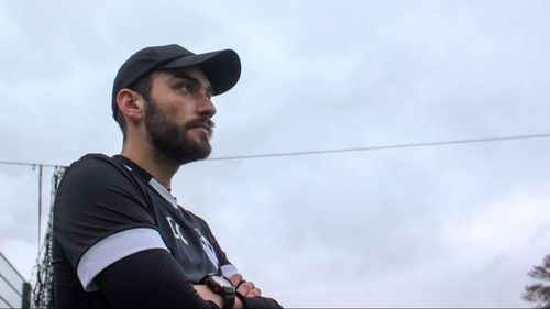 EXCLUSIV Povestea unui tânăr român care a ajuns să lucreze la un club de fotbal istoric din Premier League. Are doar 25 de ani și a plecat din țară cu 200 de lire în portofel