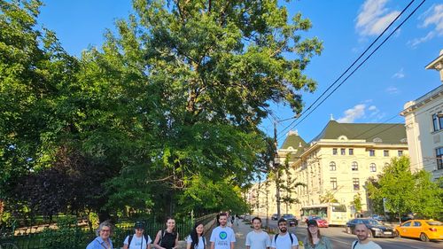 FOTO REPORTAJ | Clean-up comunitar pe Bulevardul Regina Elisabeta: cum s-au dezvoltat, după doi ani, copacii plantați prin proiectul civic „Coroană Verde”, care va uni într-o zi coroanele arborilor din centrul Capitalei