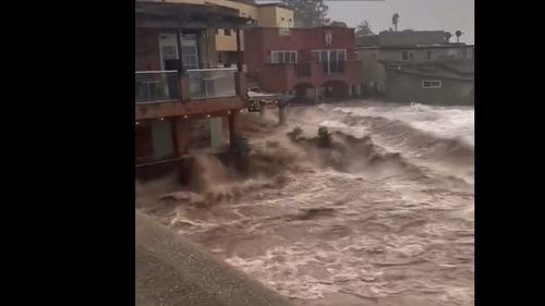 Inundaţii şi alunecări de teren în Los Angeles / Un camion de pompieri a ajuns în ocean