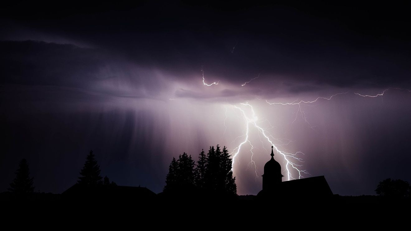 Cod galben de vreme instabilă în zone din judeţele Neamţ şi Alba, duminică după-amiaza