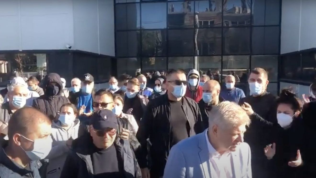 VIDEO Protest în fața Biroului Electoral al Sectorului 1: Dan Tudorache și susținătorii cer renumărarea voturilor / Centralizarea s-a încheiat aseară, Clotilde Armand a câștigat cu peste 1.000 de voturi