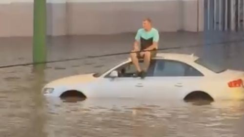 FOTO VIDEO Inundaţii în municipiul Braşov în urma ploilor torenţiale / Mai multe mașini au rămas blocate din cauza apei