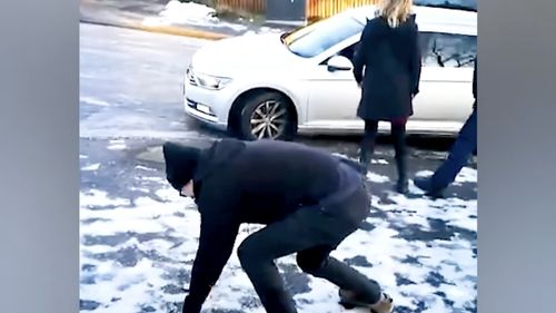 Sute de persoane au ajuns la spital, după ce au alunecat pe gheață / Ger de minus 18 grade Celsius în vestul țării