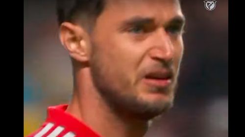 VIDEO Lacrimi pe stadionul din Lisabona după ce un fotbalist ucrainean a fost aplaudat la scenă deschisă când a intrat pe teren/ Mesaje de susținere pentru Ucraina în tribune