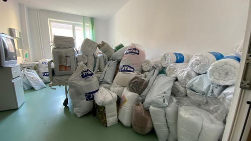 Zeci de oameni au dus plăpumi şi pături la Clinica de Oncologie din Timişoara, unde bolnavii internaţi îndură temperaturi scăzute în saloane