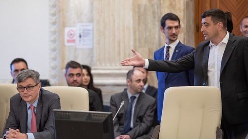 Proiectul legii offshore, raport favorabil în comisiile de buget şi industrii/ Scandal la dezbateri. George Simion, către Virgil Popescu: „Hoțul” / Parlamentar, către Simion: „Du-te în Rusia”