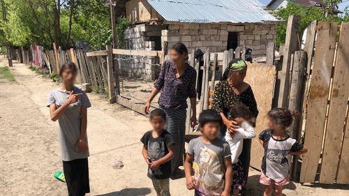 VIDEO Localnici din Țăndărei, după ridicarea carantinei: ”A fost ca într-o închisoare/ Aștept să se dea drumu’ la avioane și am și plecat / Vrem în Anglie să plecăm, șefu’, la Liverpool, am puțină treabă p-acolo”