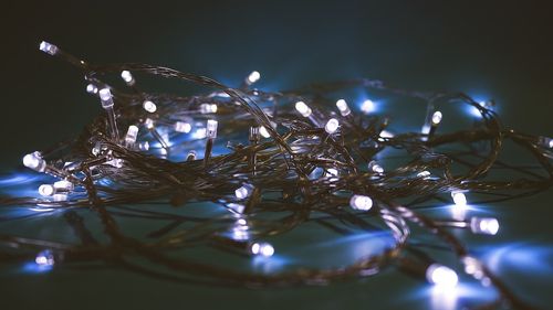 Bărbat acuzat că a furat o parte din instalația de iluminat de sărbători din Târgoviște / Ar fi sustras două cutii ce conțineau 100 metri de bandă led