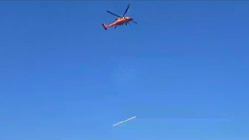 VIDEO Un elicopter Black Hawk transportă patru stâlpi de electricitate în zonele afectate de inundații din județul Galați / Cel mai greu dintre aceștia cântărește peste un sfert de tonă