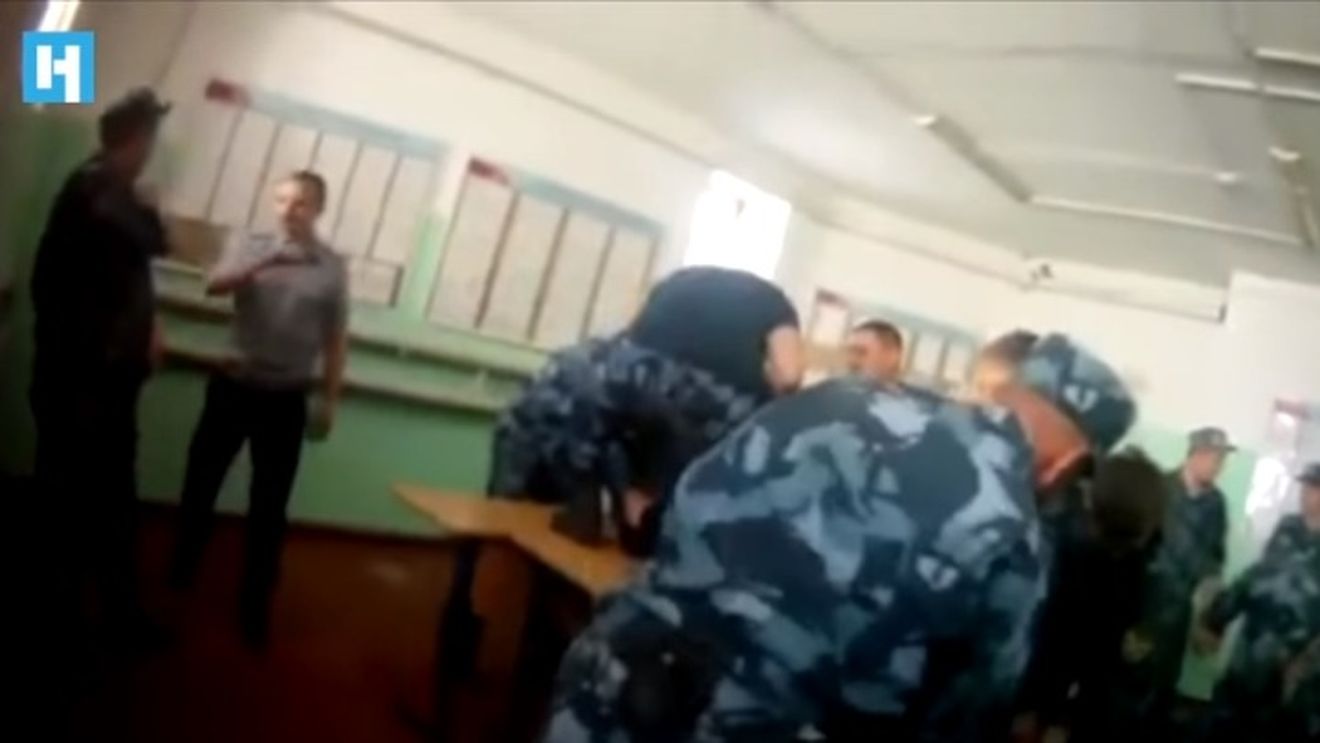 VIDEO Cum este bătut un deținut în Rusia / Avocata care a filmat agresiunea a fugit din țară