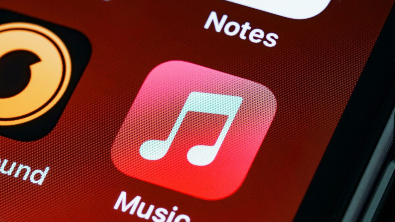 Vicepreședintele Apple Music afirmă că peste o treime din conținutul trimis pe platformă este „100% generat de AI”